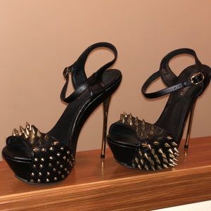 Sexy Gold Spike Black open toe heels